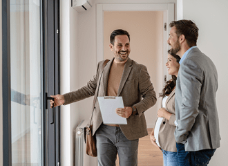personnes achetant bien immobilier