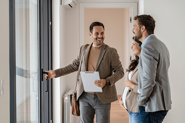 personnes achetant bien immobilier