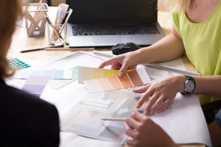 architecte interieur discussion avec client