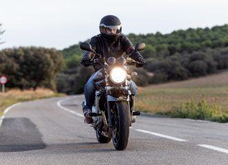 balade en moto au printemps
