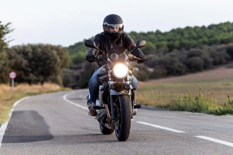 balade en moto au printemps