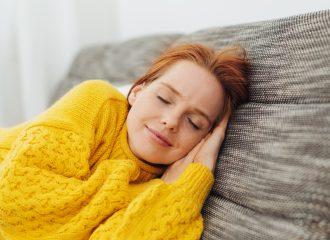 Femme rousse sieste salon