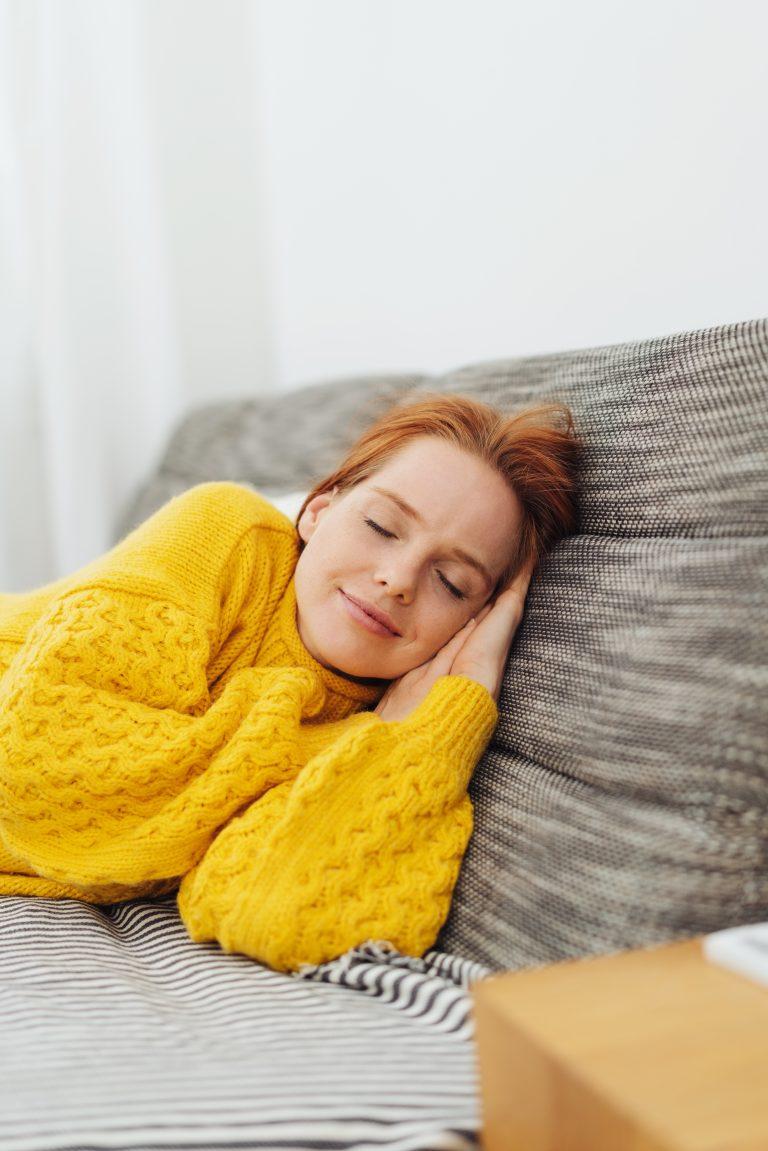 Femme rousse sieste salon