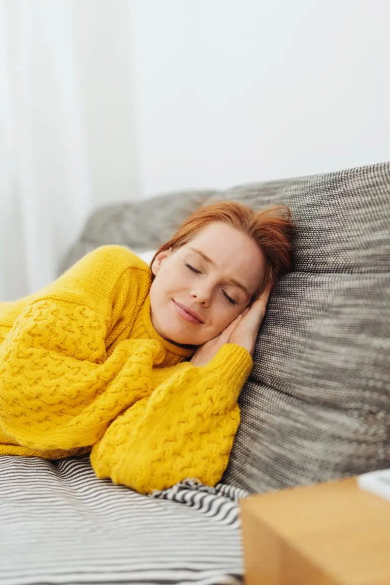 Femme rousse sieste salon