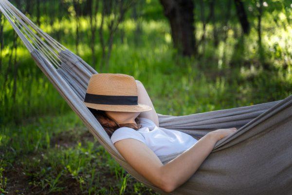 femme sieste dans hammac